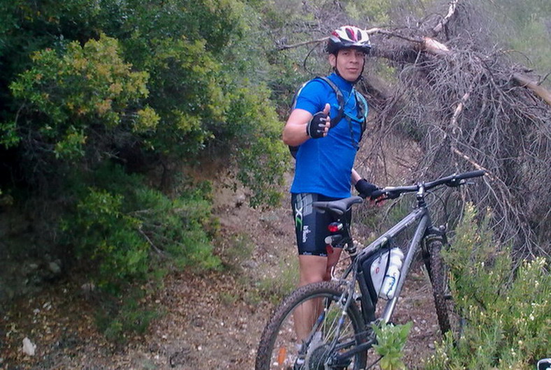 Tino por una senda de la monta&ntilde;a